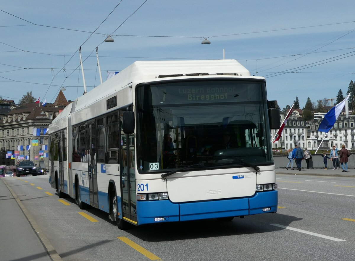 (234'449) - VBL Luzern - Nr. 201 - Hess/Hess Gelenktrolleybus am 11. April 2022 in Luzern, Bahnhofbrcke
