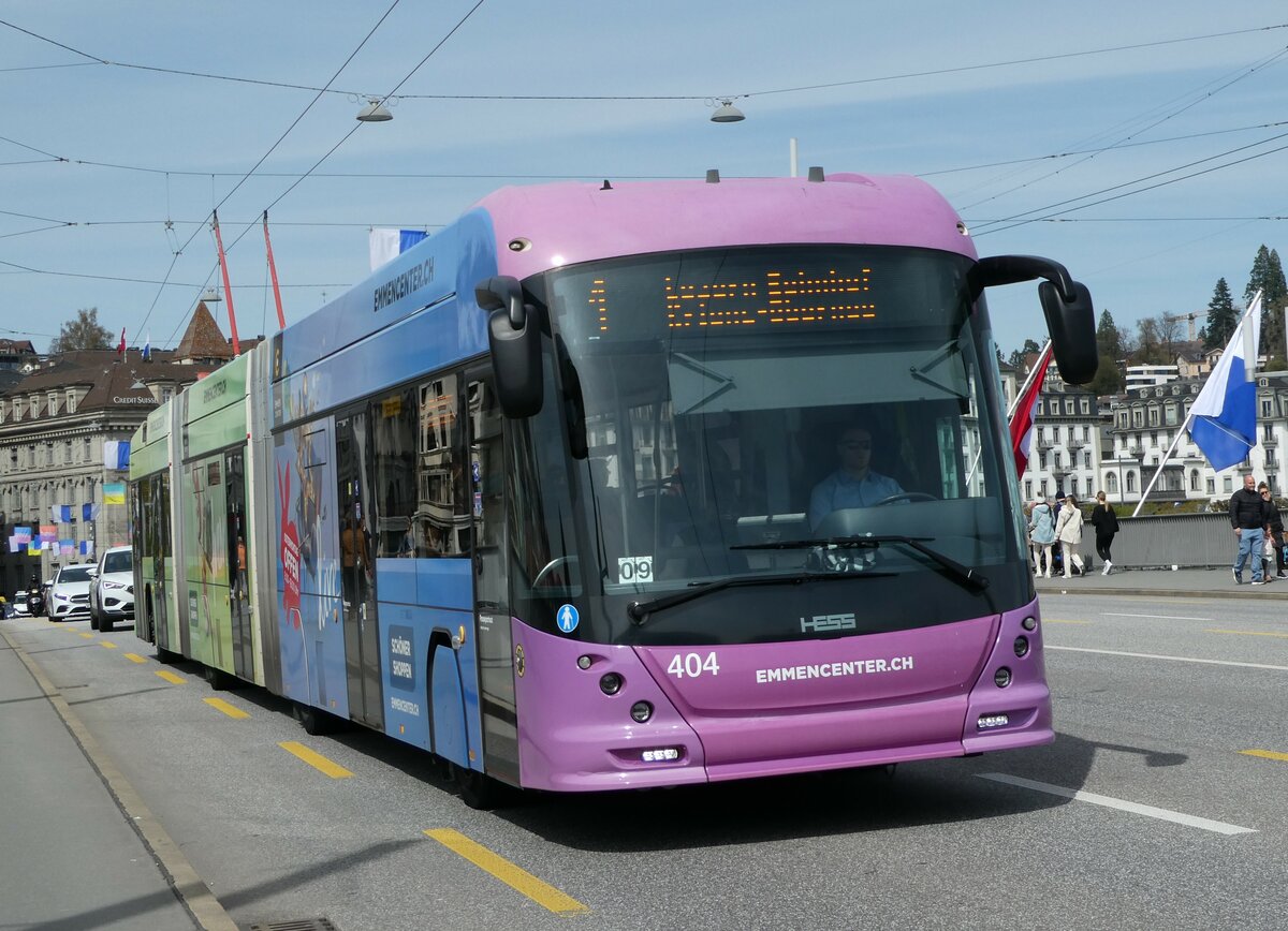 (234'450) - VBL Luzern - Nr. 404 - Hess/Hess Doppelgelenktrolleybus am 11. April 2022 in Luzern, Bahnhofbrcke