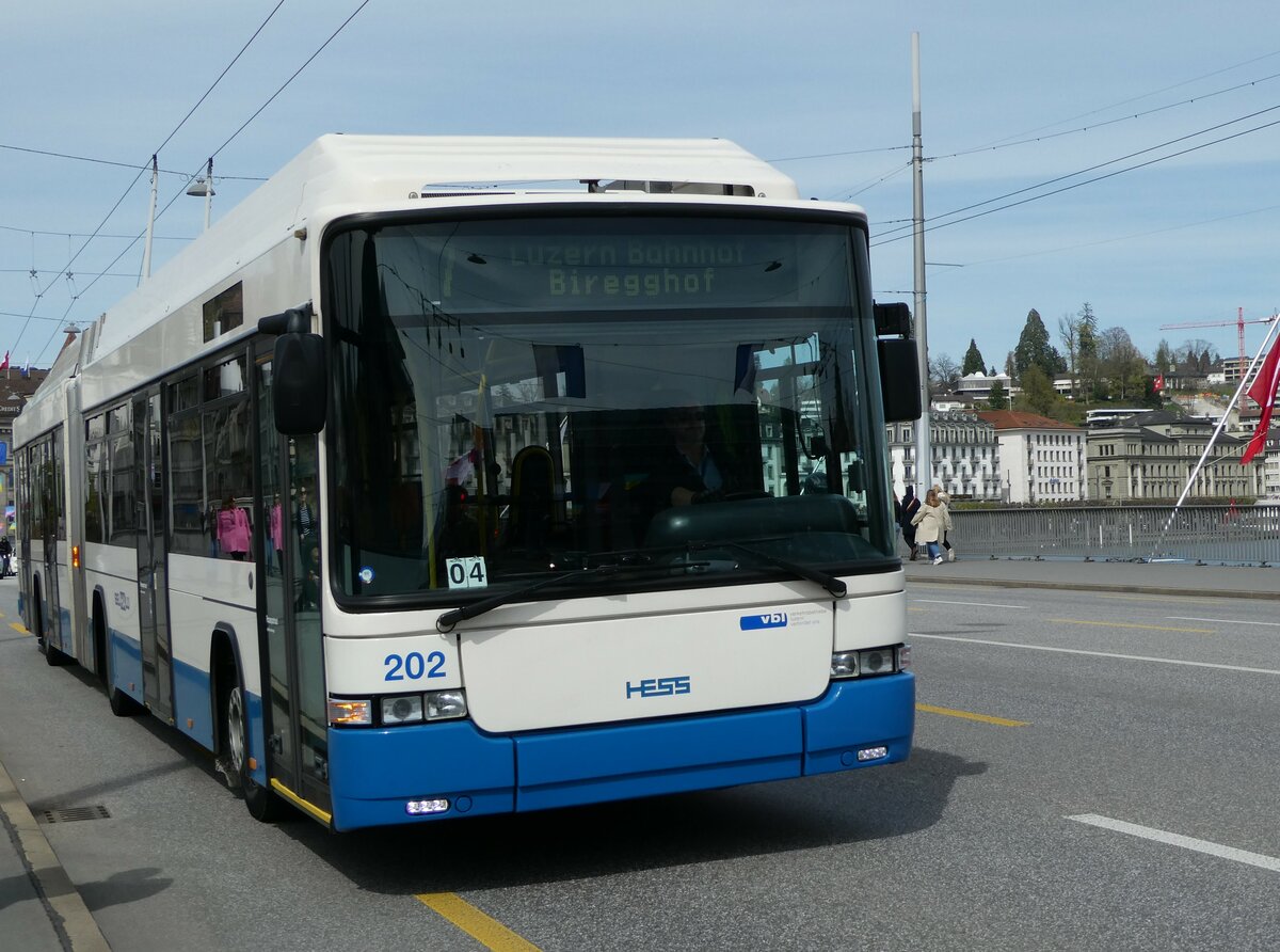 (234'455) - VBL Luzern - Nr. 202 - Hess/Hess Gelenktrolleybus am 11. April 2022 in Luzern, Bahnhofbrcke