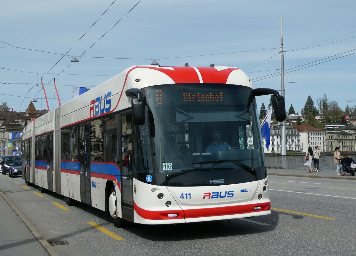 (234'456) - VBL Luzern - Nr. 411 - Hess/Hess Doppelgelenktrolleybus am 11. April 2022 in Luzern, Bahnhofbrcke