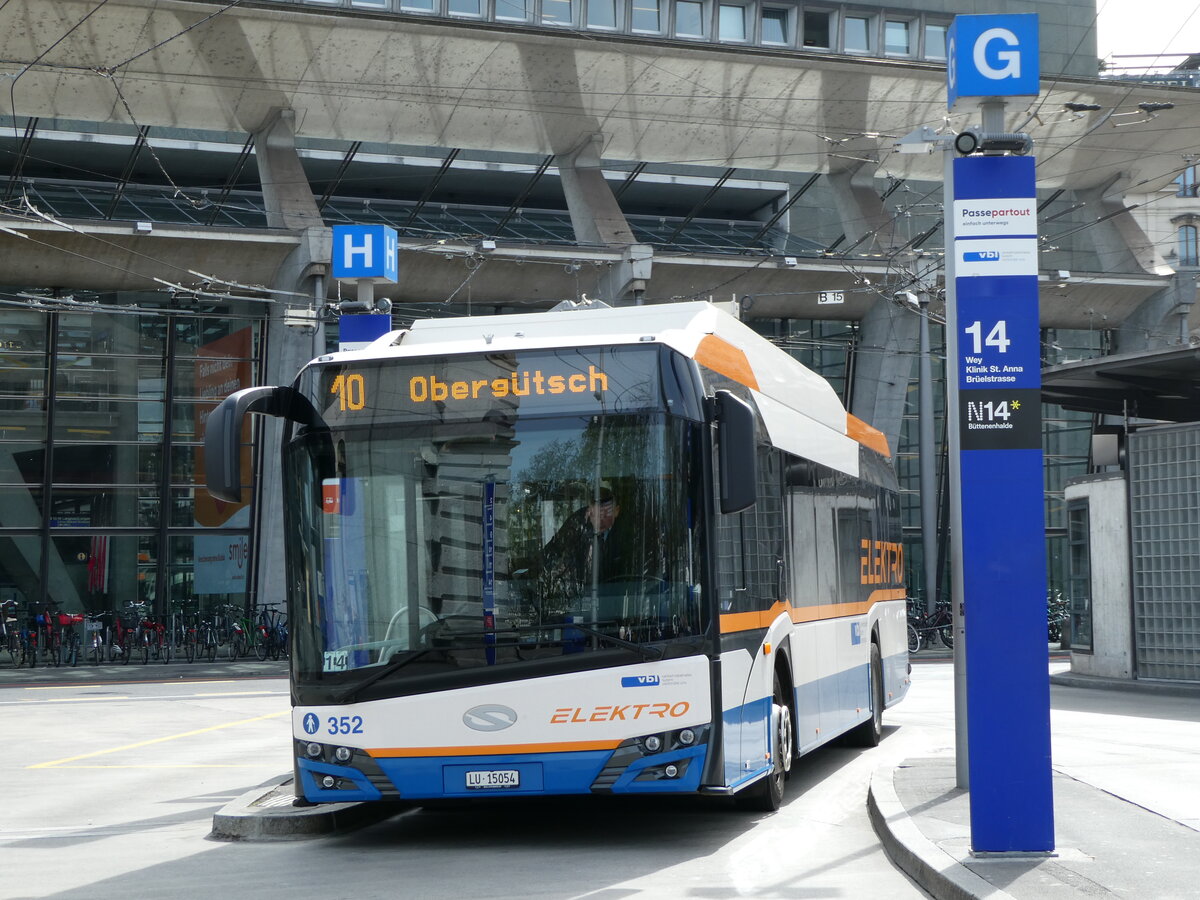 (234'463) - VBL Luzern - Nr. 352/LU 15'054 - Solaris am 11. April 2022 beim Bahnhof Luzern