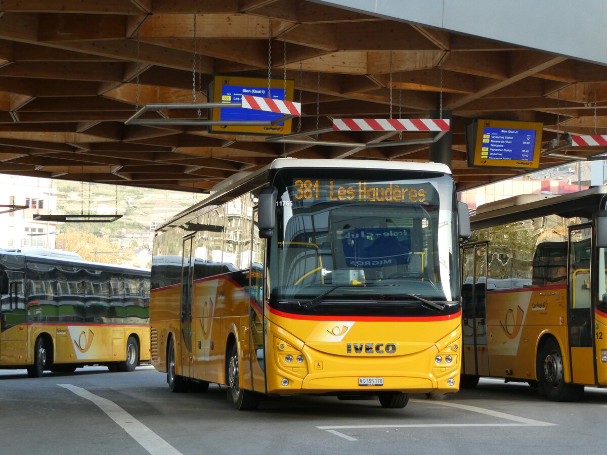 (234'518) - PostAuto Wallis - Nr. 8/VS 355'170 - Iveco am 15. April 2022 beim Bahnhof Sion