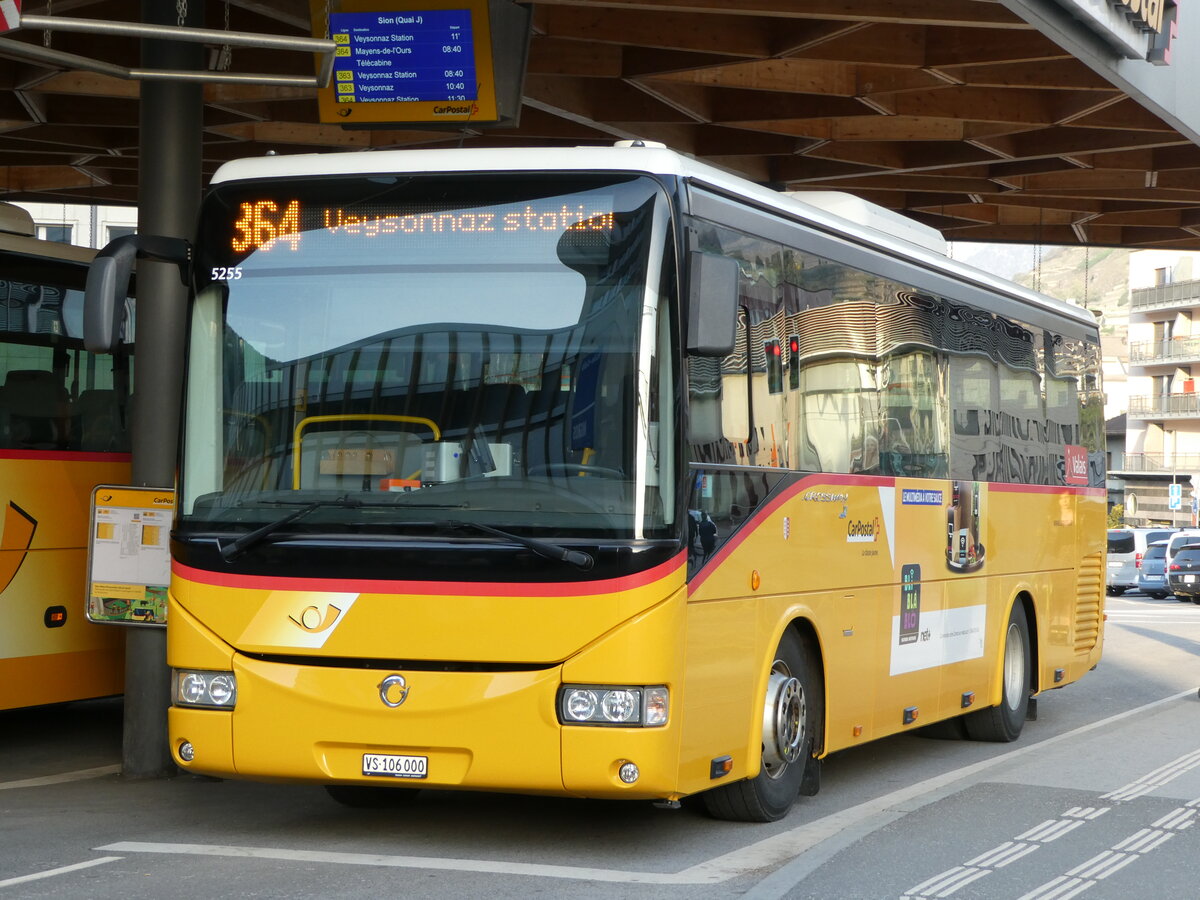 (234'519) - PostAuto Wallis - Nr. 12/VS 106'000 - Irisbus (ex Theytaz, Sion) am 15. April 2022 beim Bahnhof Sion