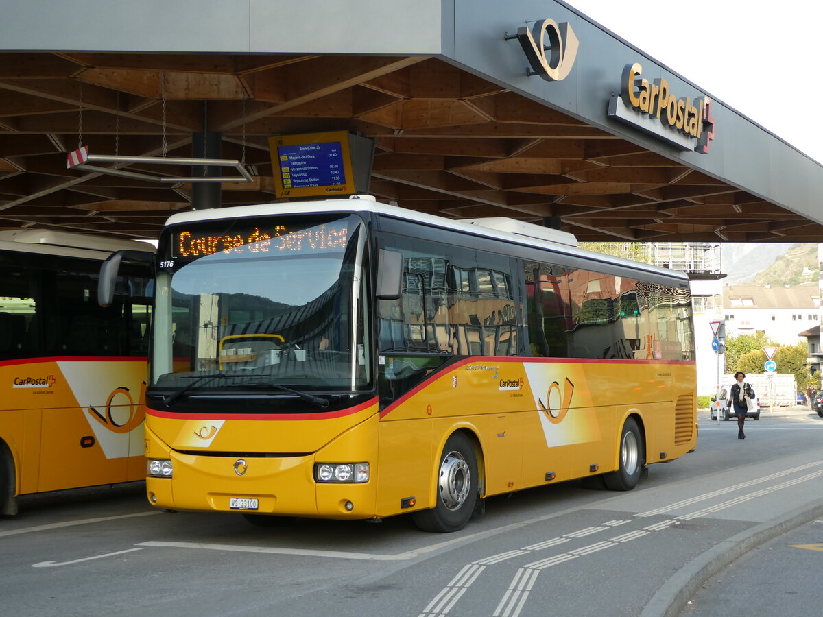 (234'525) - PostAuto Wallis - Nr. 14/VS 33'100 - Irisbus (ex TMR Martigny Nr. 136) am 15. April 2022 beim Bahnhof Sion