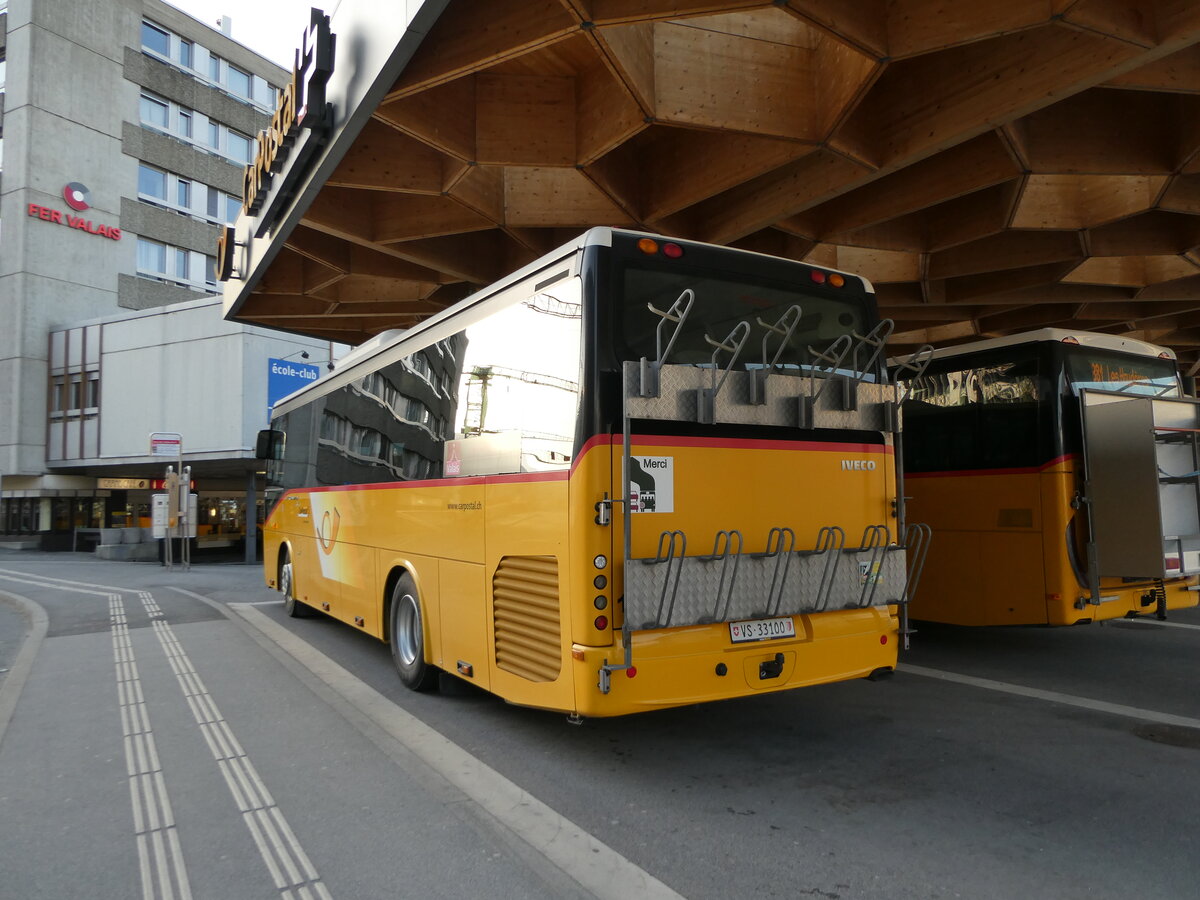 (234'526) - PostAuto Wallis - Nr. 14/VS 33'100 - Irisbus (ex TMR Martigny Nr. 136) am 15. April 2022 beim Bahnhof Sion