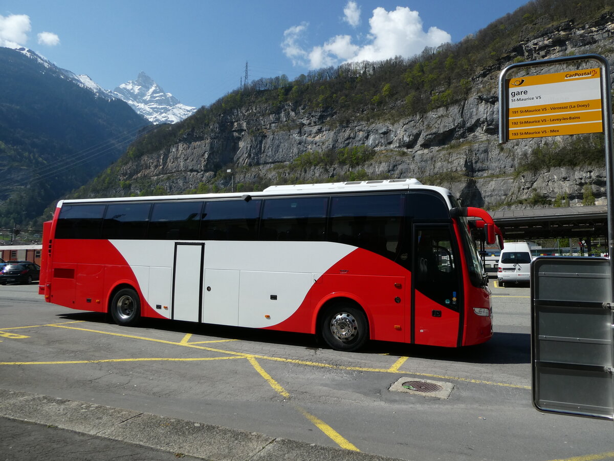 (234'577) - Closillon Tours, Monthey - VS 443'232 - Volvo (ex TMR Martigny) am 15. April 2022 beim Bahnhof St-Maurice