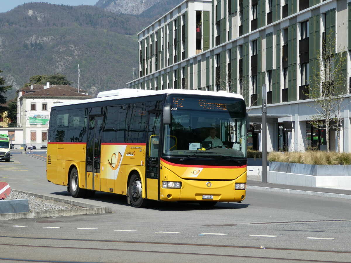 (234'588) - MOB Montreux - VS 49'249 - Irisbus (ex TPC Aigle Nr. CP24; ex TPC Aigle VD 1085) am 15. April 2022 beim Bahnhof Aigle