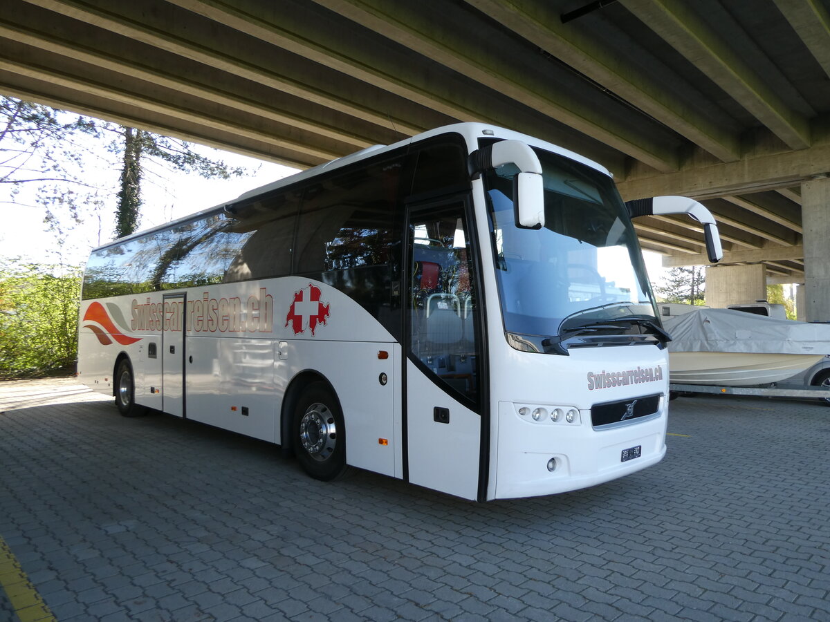 (234'701) - Swisscarreisen, Suhr - Volvo am 18. April 2022 in Kerzers, Murtenstrasse
