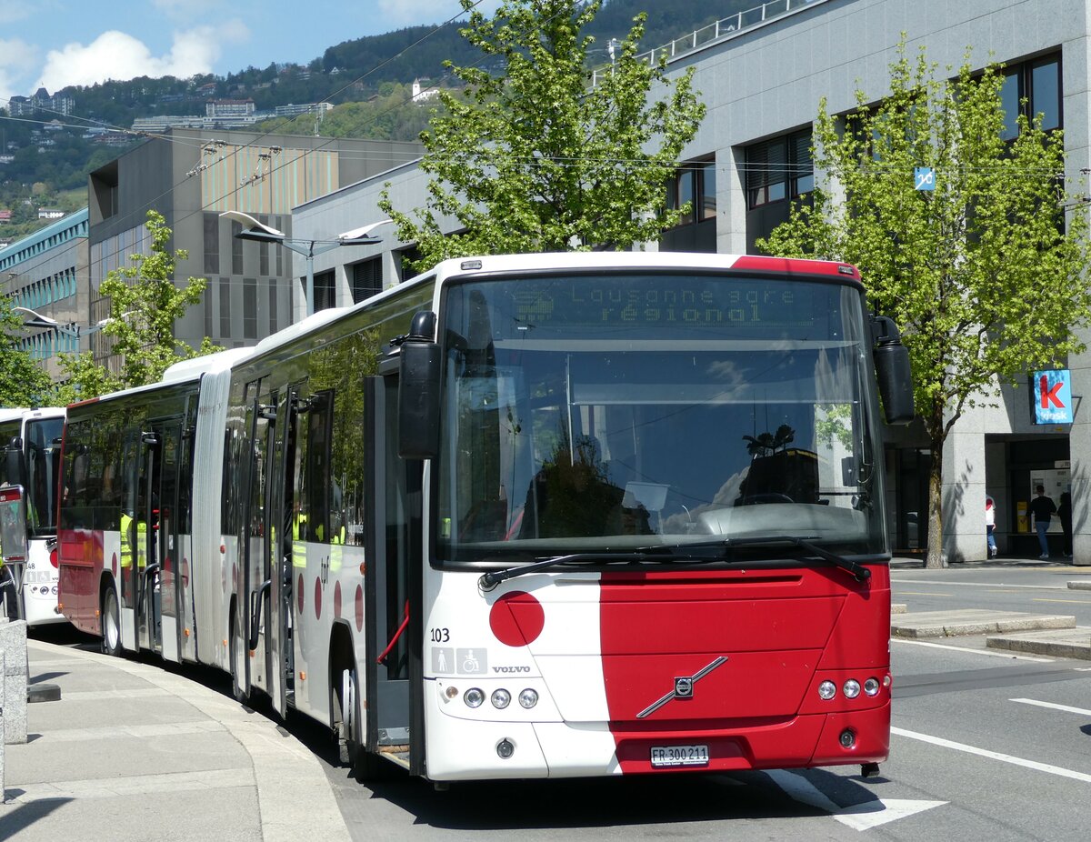 (234'946) - TPF Fribourg - Nr. 103/FR 300'211 - Volvo am 30. April 2022 beim Bahnhof Vevey