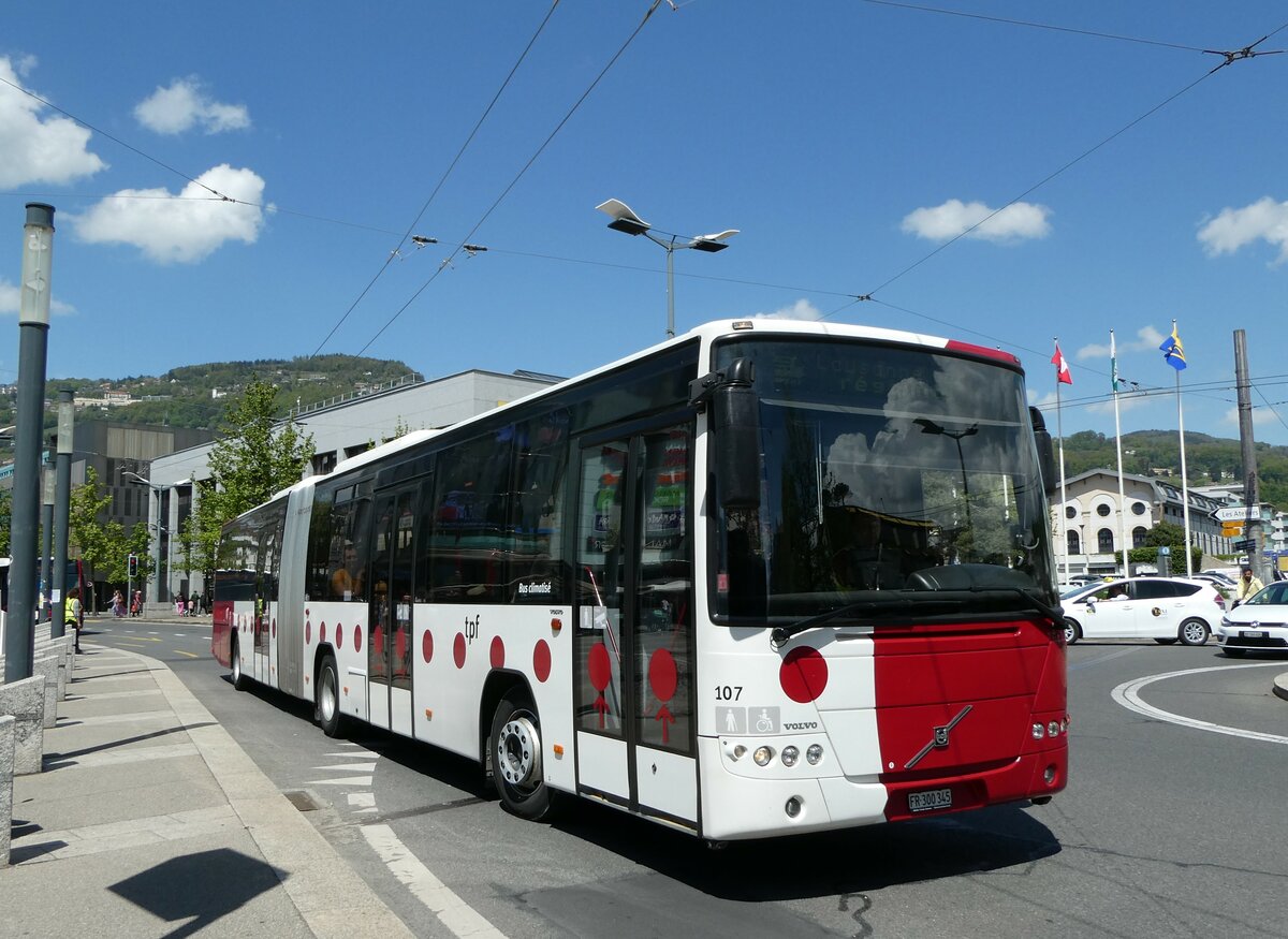 (234'968) - TPF Fribourg - Nr. 107/FR 300'345 - Volvo am 30. April 2022 beim Bahnhof Vevey