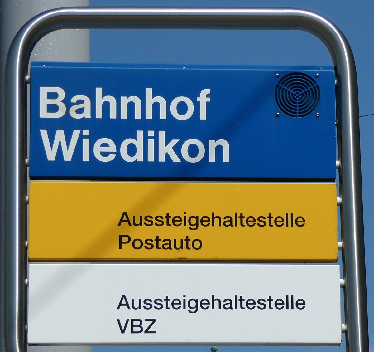 (235'049) - ZVV/PostAuto/VBZ-Haltestellenschild - Wiedikon, Bahnhof - am 2. Mai 2022
