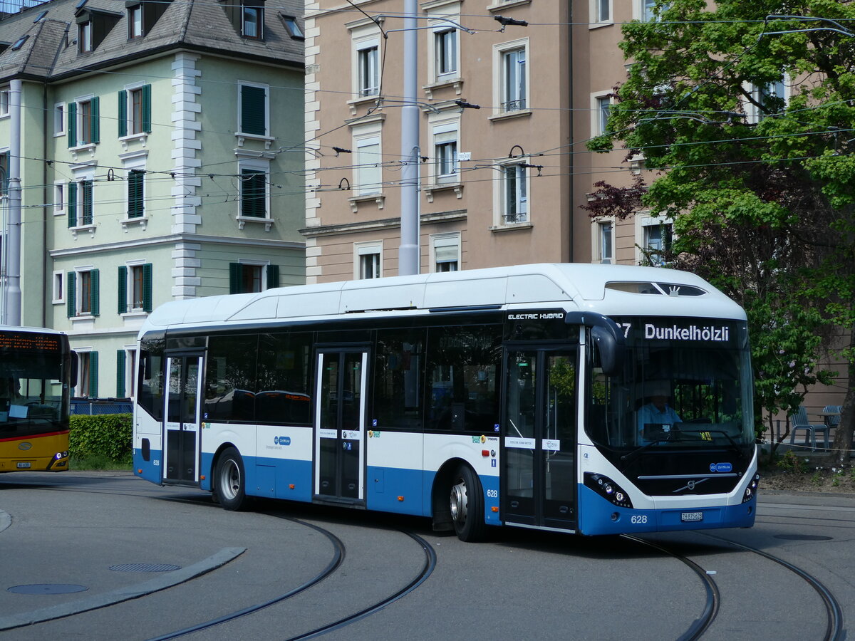 (235'054) - VBZ Zrich - Nr. 628/ZH 875'628 - Volvo am 2. Mai 2022 beim Bahnhof Zrich-Wiedikon