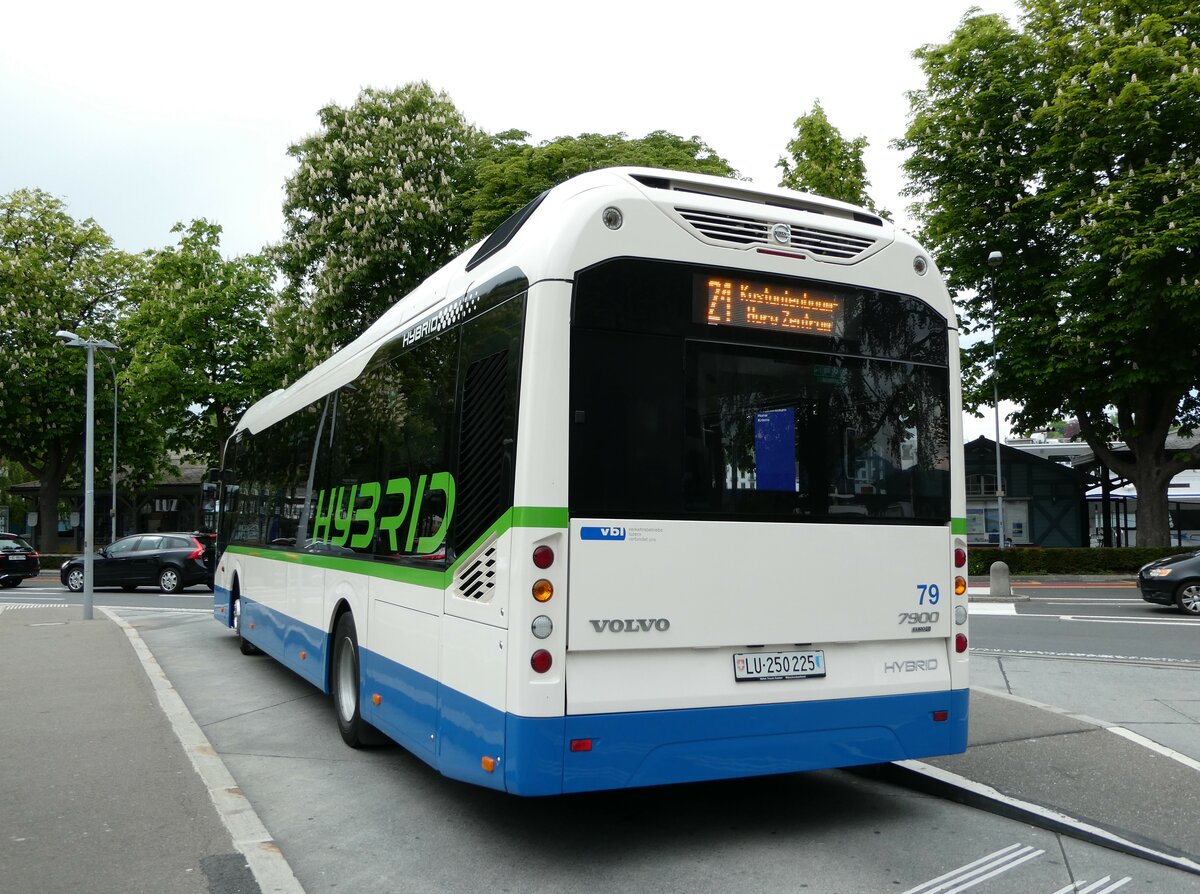 (235'212) - VBL Luzern - Nr. 79/LU 250'225 - Volvo am 4. Mai 2022 beim Bahnhof Luzern
