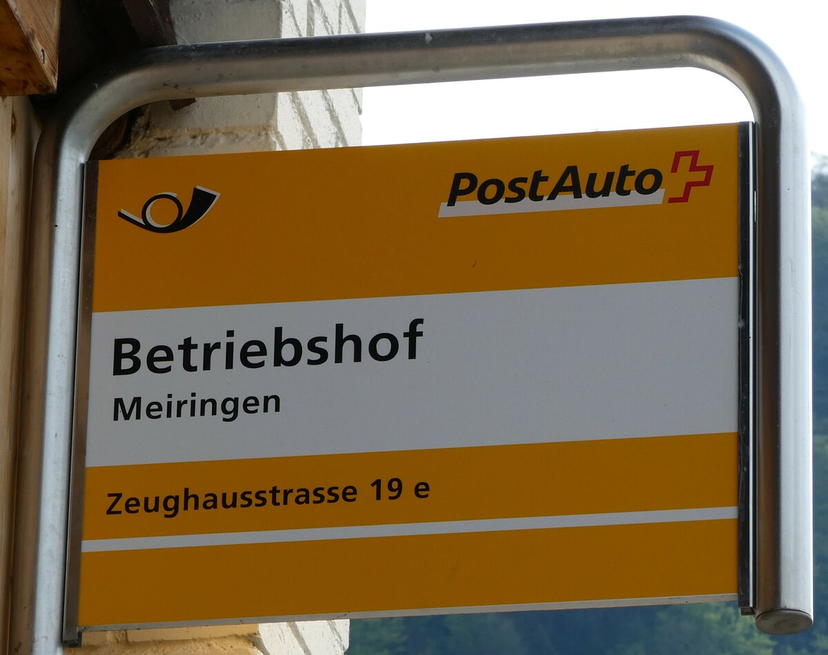 (235'448) - PostAuto-Haltestellenschild - Meiringen, Betriebshof - am 8. Mai 2022