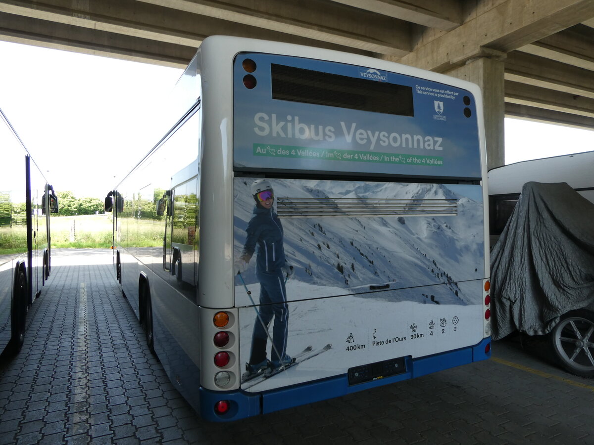 (235'613) - Interbus, Kerzers - Scania/Hess (ex VBL Luzern Nr. 617) am 15. Mai 2022 in Kerzers, Murtenstrasse