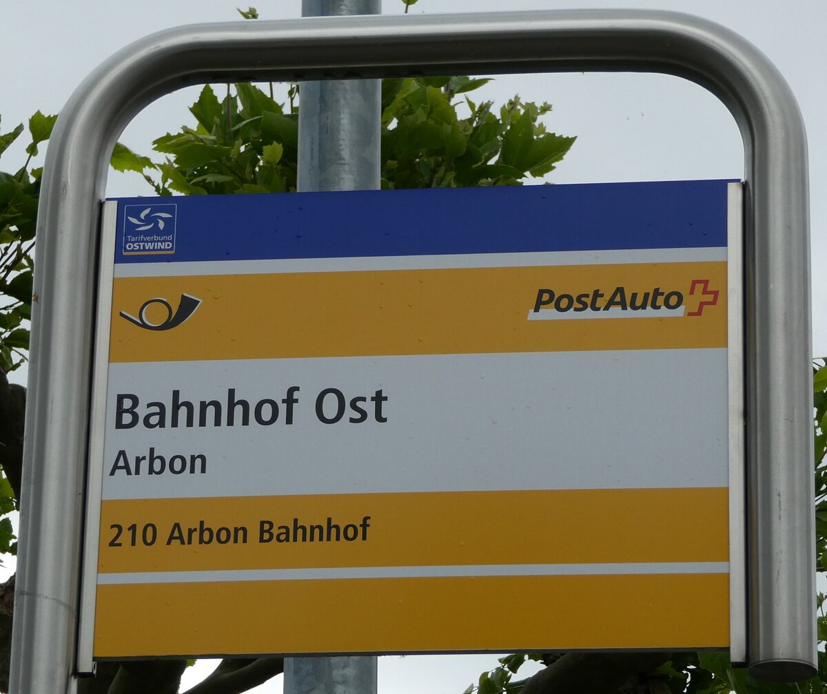 (235'767) - PostAuto-Haltestellenschild - Arbon, Bahnhof Ost - am 21. Mai 2022