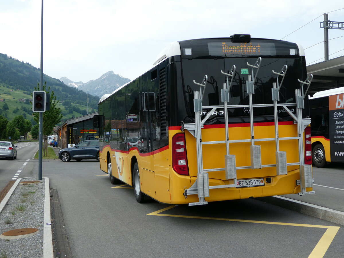 (236'115) - PostAuto Bern - BE 535'079 - Mercedes am 22. Mai 2022 beim Bahnhof Reichenbach