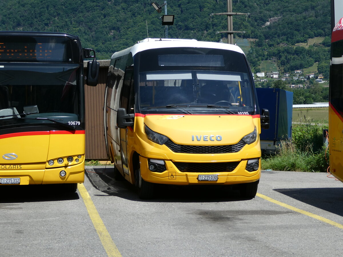 (236'269) - AutoPostale Ticino - TI 215'030 - Iveco/Rosero am 26. Mai 2022 in Cadenazzo, Volvo