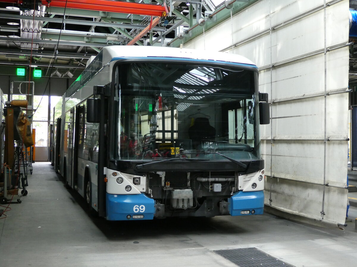 (236'407) - VBZ Zrich - Nr. 69 - Hess/Hess Doppelgelenktrolleybus am 28. Mai 2022 in Zrich, Garage Hardau