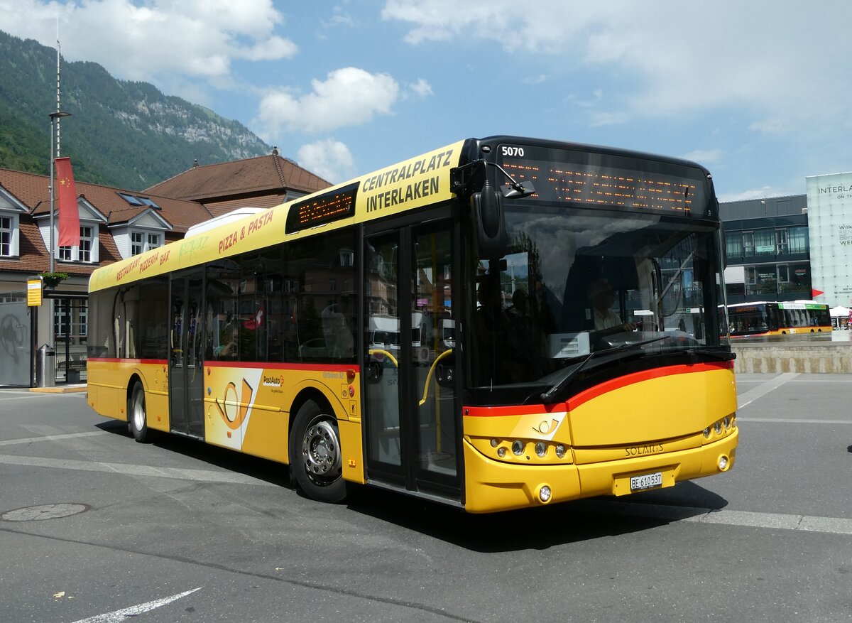 (236'739) - PostAuto Bern - BE 610'537 - Solaris am 4. Juni 2022 beim Bahnhof Interlaken Ost