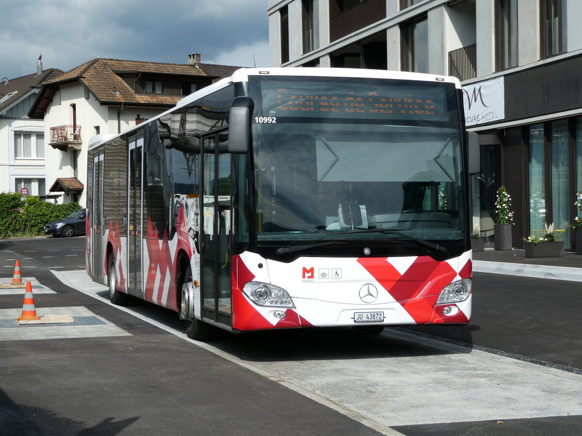 (236'858) - CarPostal Ouest - JU 43'872 - Mercedes am 6. Juni 2022 beim Bahnhof Delémont
