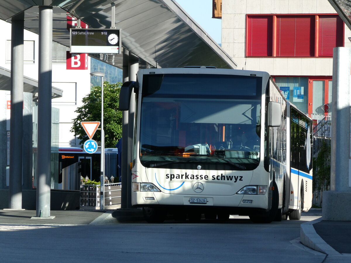 (237'025) - AAGS Schwyz - Nr. 34/SZ 53'434 - Mercedes am 12. Juni 2022 beim Bahnhof Arth-Goldau