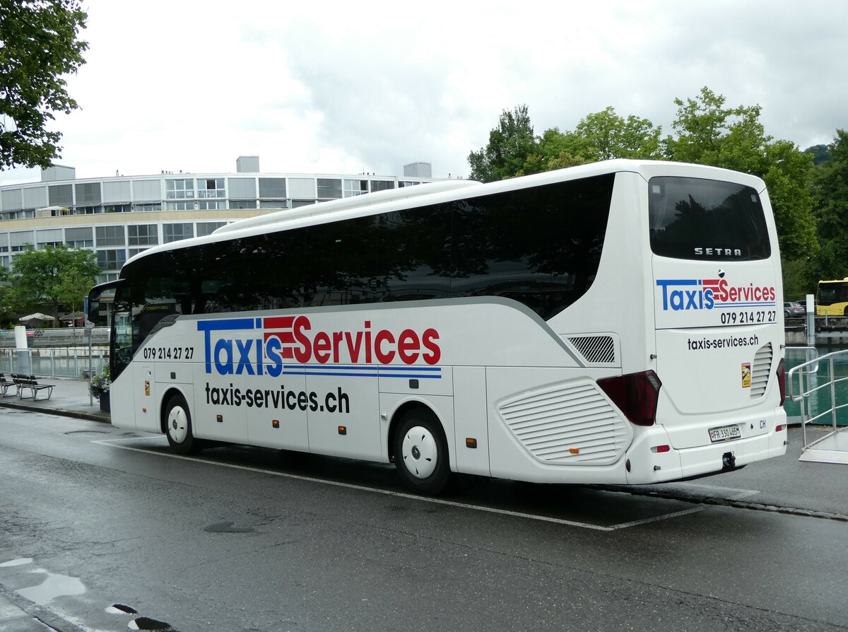 (237'436) - Taxis-Services, Granges-Paccot - FR 330'465 - Setra am 24. Juni 2022 bei der Schifflndte Thun