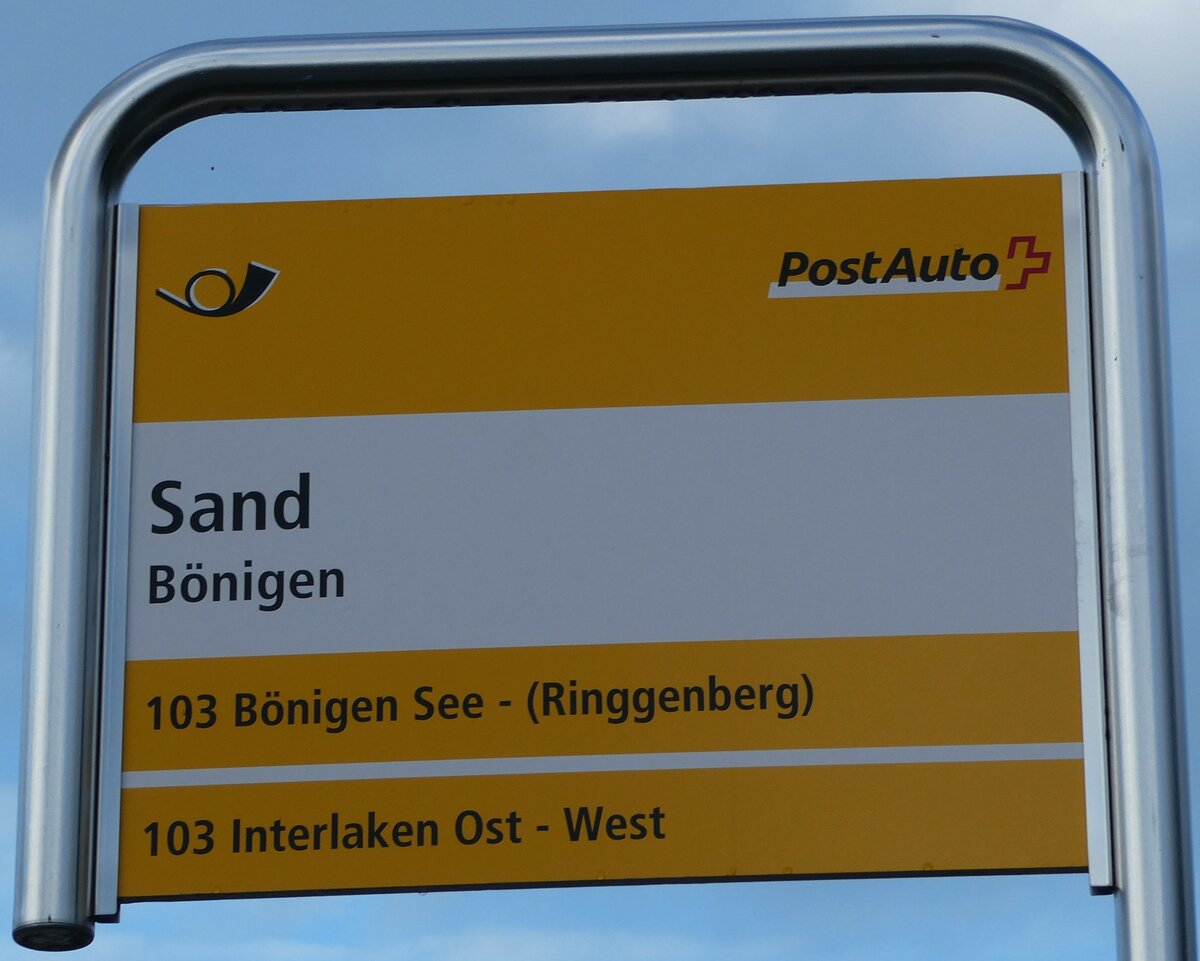 (237'485) - PostAuto-Haltestellenschild - Bnigen, Sand - am 24. Juni 2022