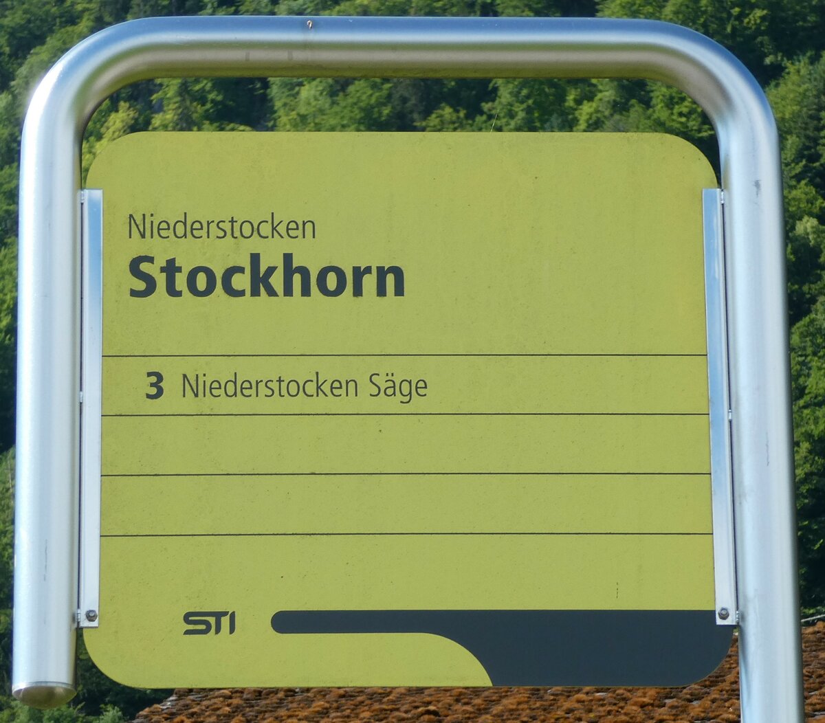 (237'546) - STI-Haltestellenschild - Niederstocken, Stockhorn - am 26. Juni 2022