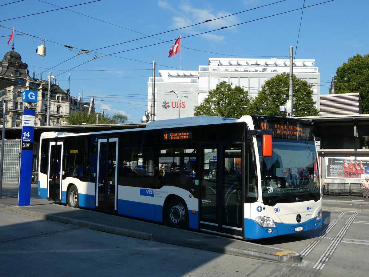 (237'922) - VBL Luzern - Nr. 90/LU 202'613 - Mercedes am 10. Juli 2022 beim Bahnhof Luzern