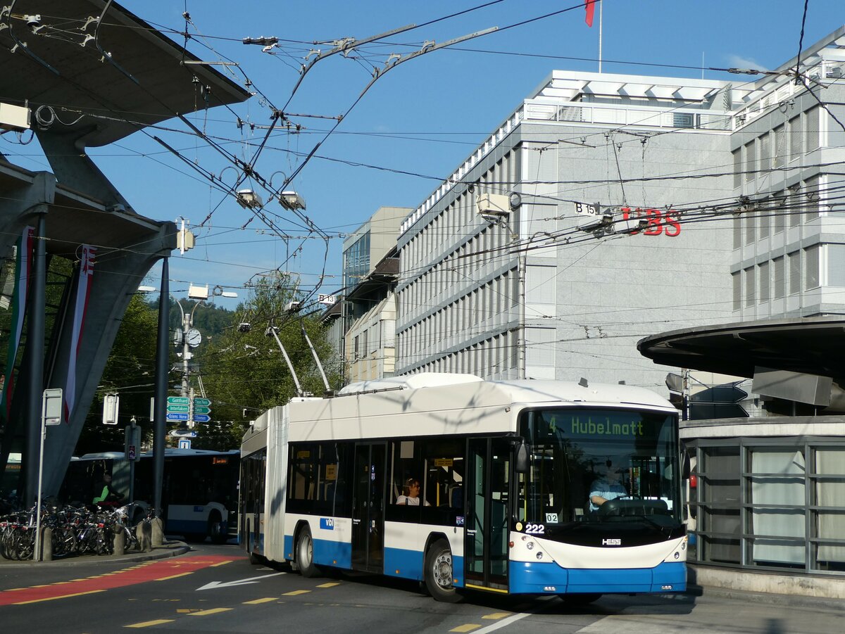 (237'926) - VBL Luzern - Nr. 222 - Hess/Hess Gelenktrolleybus am 10. Juli 2022 beim Bahnhof Luzern