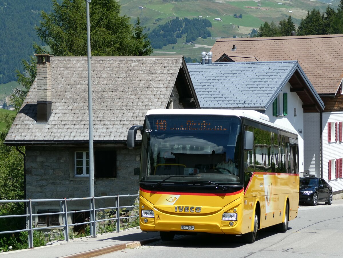 (237'966) - PostAuto Bern - BE 476'689 - Iveco am 10. Juli 2022 in Hospental, Reussbrcke