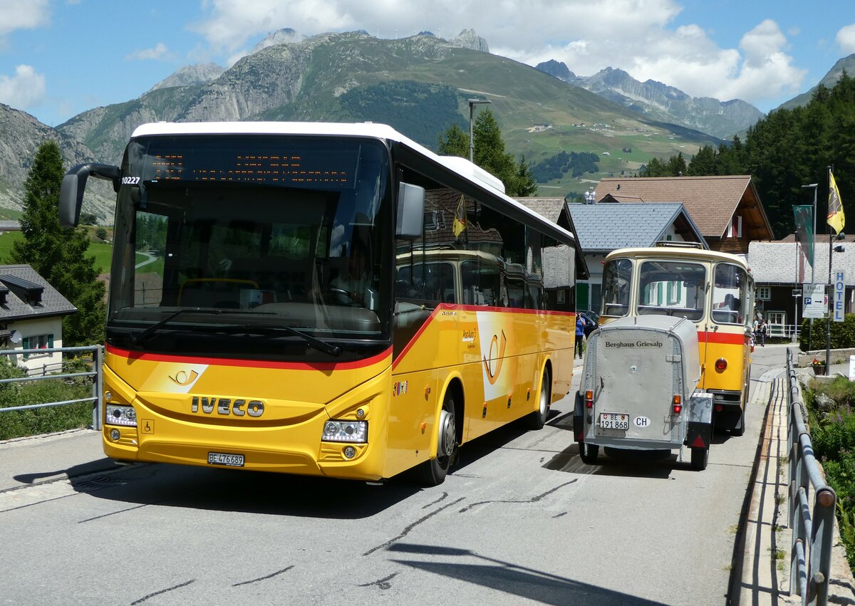 (237'969) - PostAuto Bern - BE 476'689 - Iveco + Schmid, Thrishaus - Nr. 9/BE 26'105 - Saurer/R&J (ex Geiger, Adelboden Nr. 9) am 10. Juli 2022 in Hospental, Reussbrcke