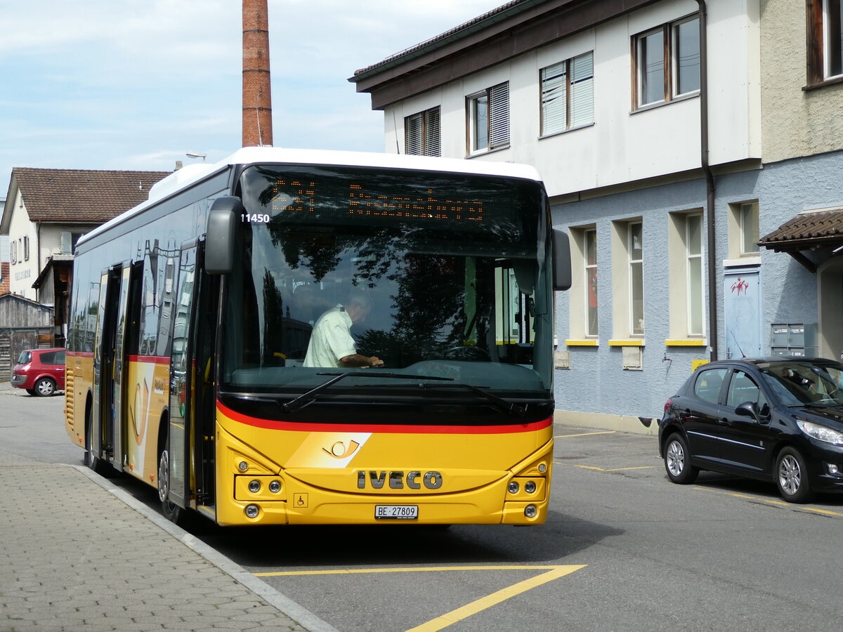 (238'506) - Engeloch, Riggisberg - Nr. 11/BE 27'809 - Iveco am 28. Juli 2022 beim Bahnhof Kniz
