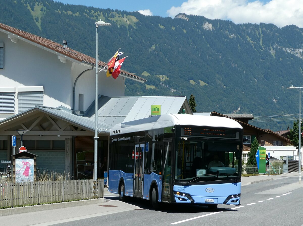 (238'760) - PostAuto Bern - BE 610'546 - Solaris am 1. August 2022 beim Bahnhof Wilderswil