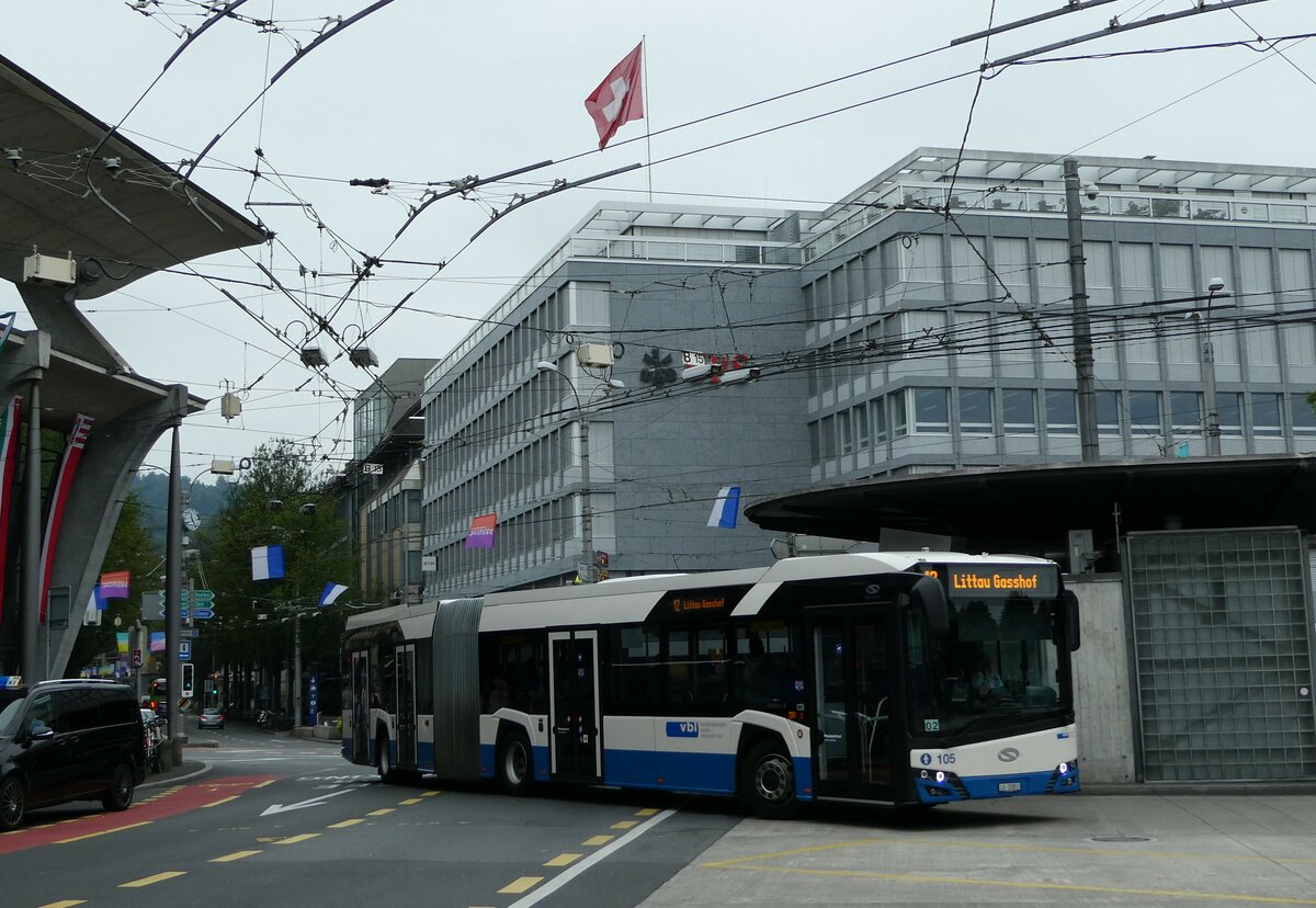 (238'898) - VBL Luzern - Nr. 105/LU 15'053 - Solaris am 7. August 2022 beim Bahnhof Luzern