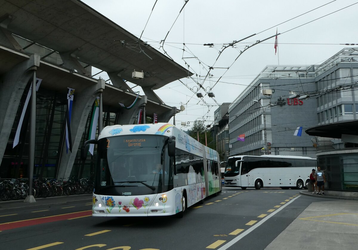 (238'919) - VBL Luzern - Nr. 412 - Hess/Hess Doppelgelenktrolleybus am 7. August 2022 beim Bahnhof Luzern 