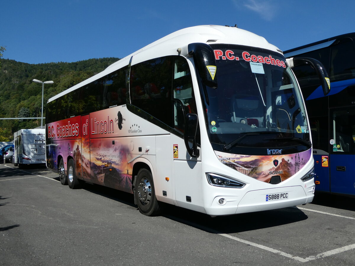 (239'013) - Aus England: P.C. Coaches, Lincoln - S888 PCC - Scania/Irizar am 13. August 2022 in Thun, Seestrasse