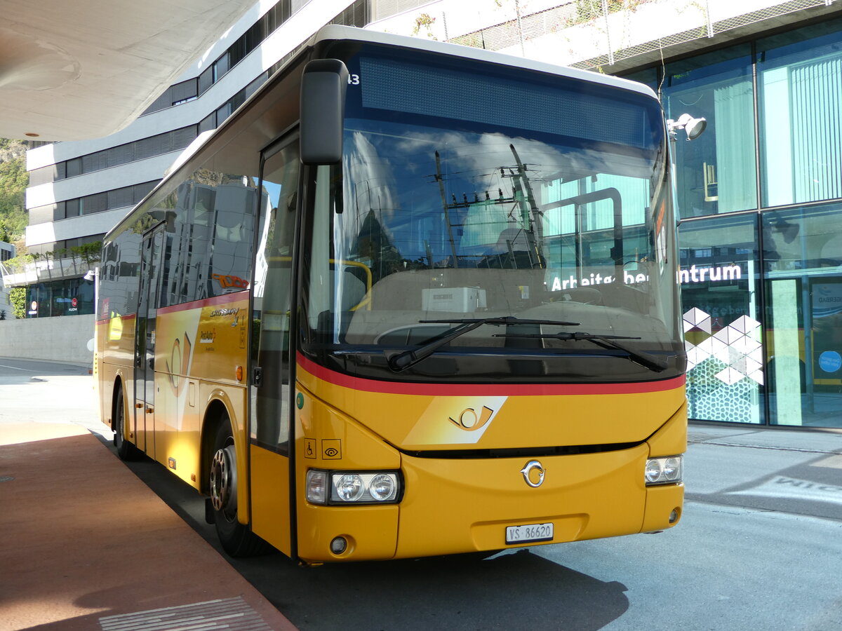 (239'335) - Autotour, Visp - VS 86'620 - Irisbus am 21. August 2022 beim Bahnhof Visp