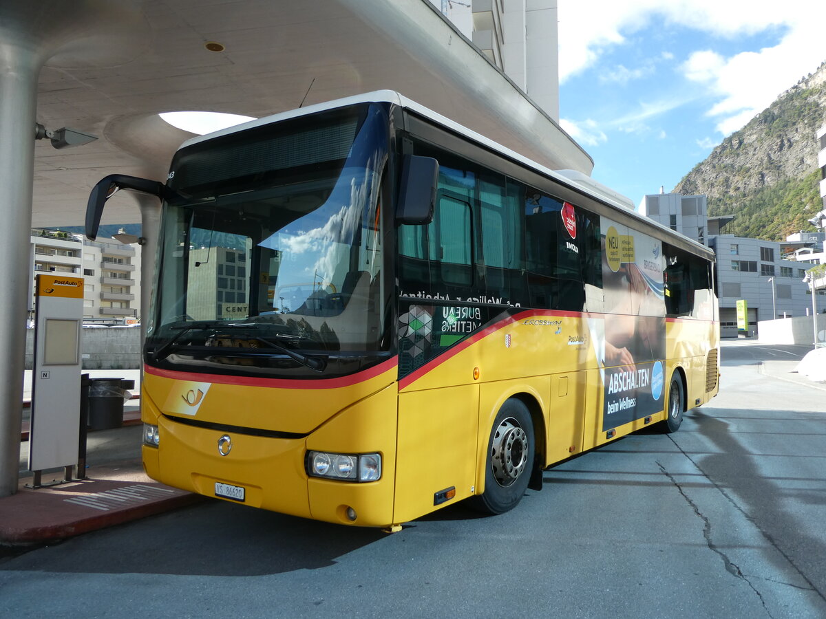 (239'336) - Autotour, Visp - VS 86'620 - Irisbus am 21. August 2022 beim Bahnhof Visp