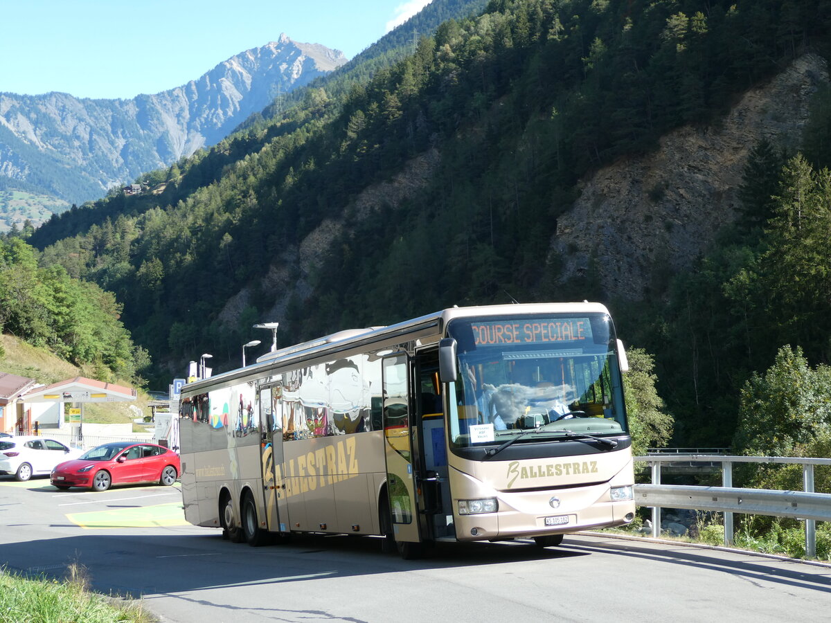 (239'922) - Ballestraz, Grône - VS 105'182 - Irisbus am 4. September 2022 in Orsières, Laiterie