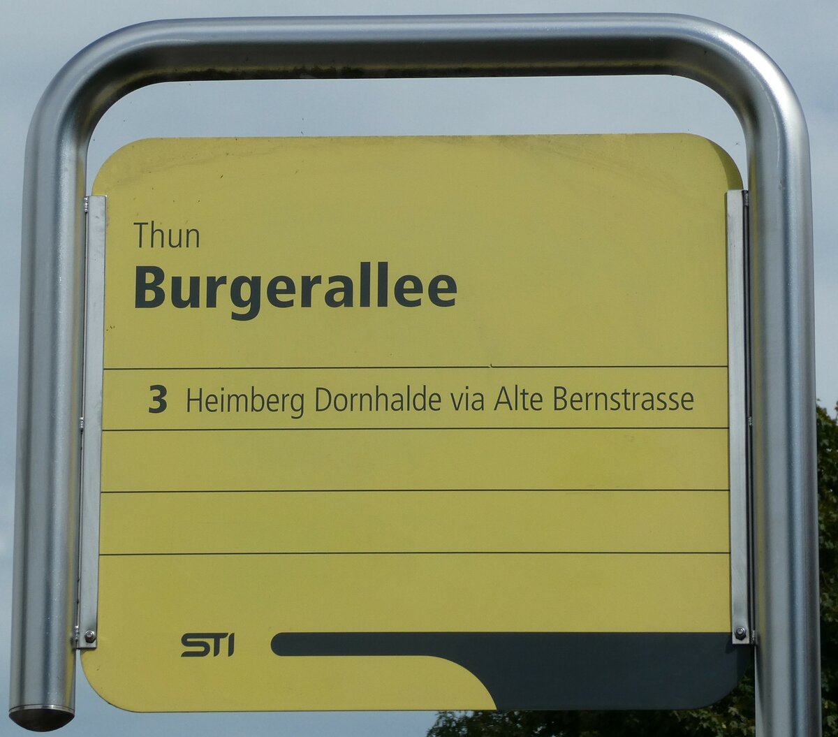 (239'978) - STI-Haltestellenschild - Thun, Burgerallee - am 7. September 2022