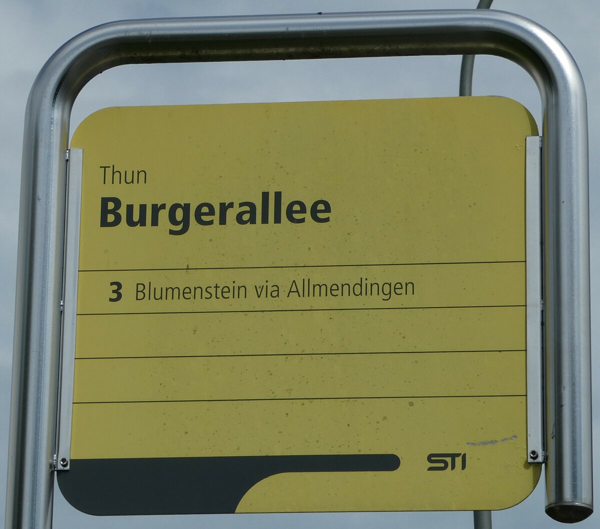 (239'979) - STI-Haltestellenschild - Thun, Burgerallee - am 7. September 2022