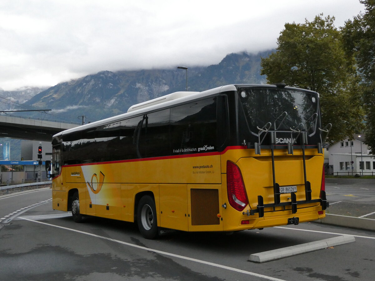 (240'221) - Bus Val Mstair, L - GR 86'126 - Scania am 25. September 2022 beim Bahnhof Interlaken Ost