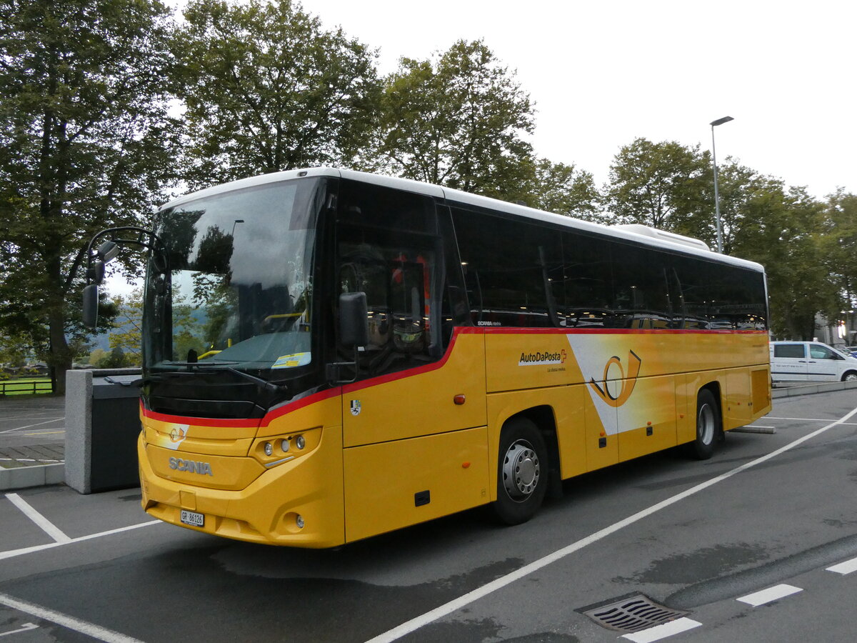 (240'222) - Bus Val Mstair, L - GR 86'126 - Scania am 25. September 2022 beim Bahnhof Interlaken Ost