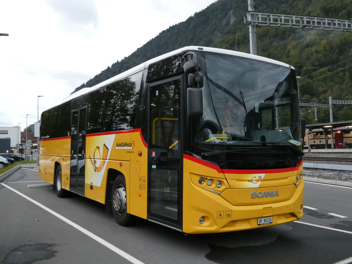 (240'223) - Bus Val Mstair, L - GR 86'126 - Scania am 25. September 2022 beim Bahnhof Interlaken Ost