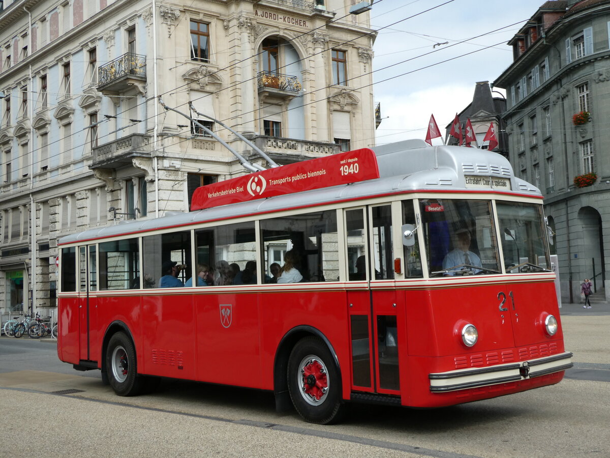 (240'797) - VB Biel - Nr. 21 - Berna/Hess Trolleybus am 9. Oktober 2022 in Biel, Zentralplatz