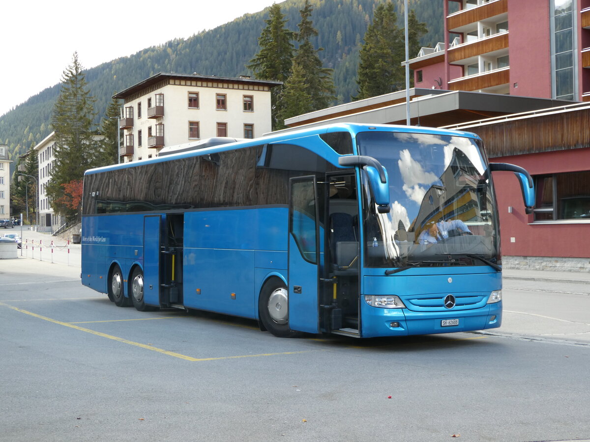 (241'117) - Swissvantour-Limo, Zrich - SH 62'688 - Mercedes am 12. Oktober 2022 beim Bahnhof Davos Platz