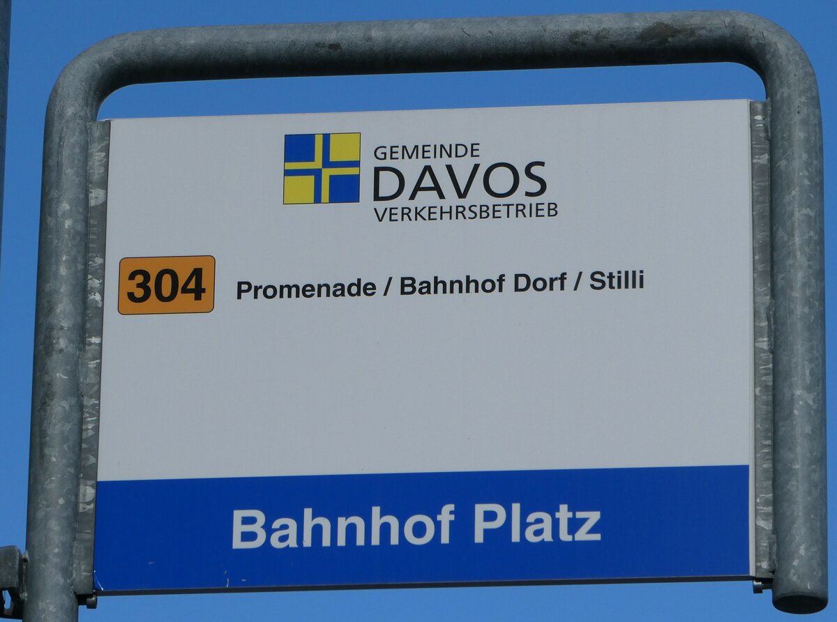 (241'121) - GEMEINDE DAVOS VERKEHRSBETRIEB-Haltestellenschild - Davos, Bahnhof Platz - am 12. Oktober 2022