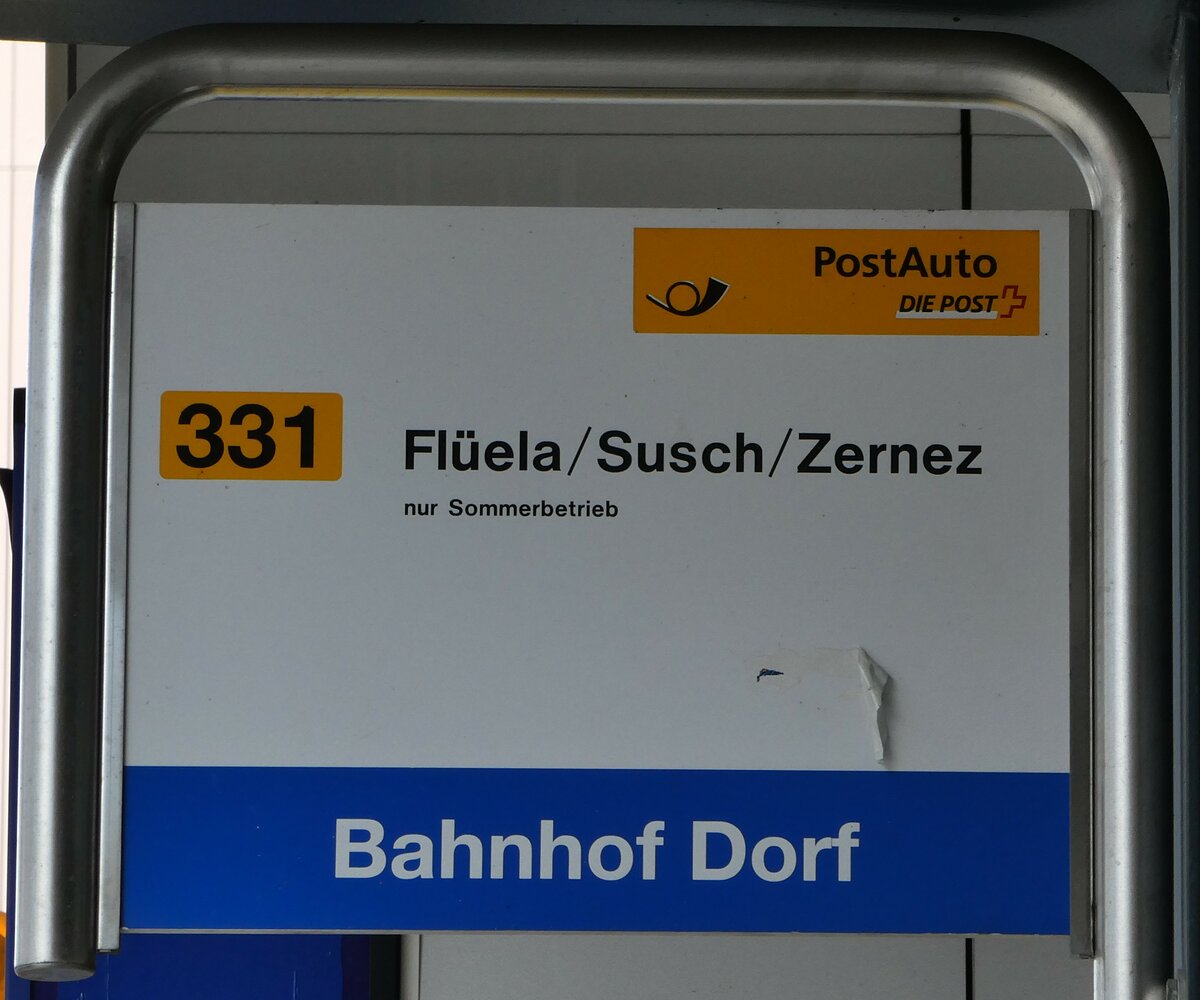 (241'136) - PostAuto-Haltestellenschild - Davos, Bahnhof Dorf - am 12. Oktober 2022